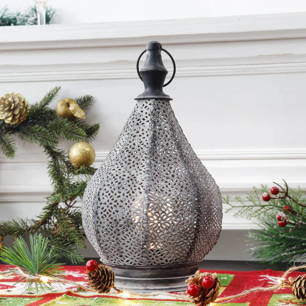 Lampe de table d'inspiration marocaine avec motifs complexes pour un éclairage chaleureux de la pièce