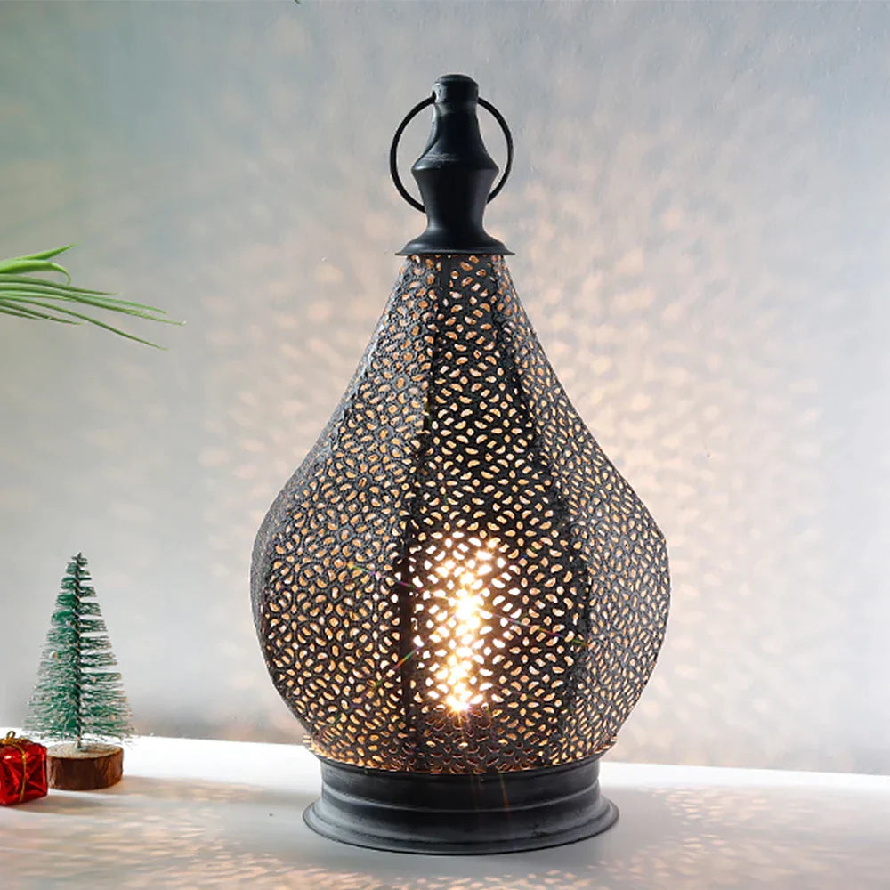 Lampe de table d'inspiration marocaine avec motifs complexes pour un éclairage chaleureux de la pièce