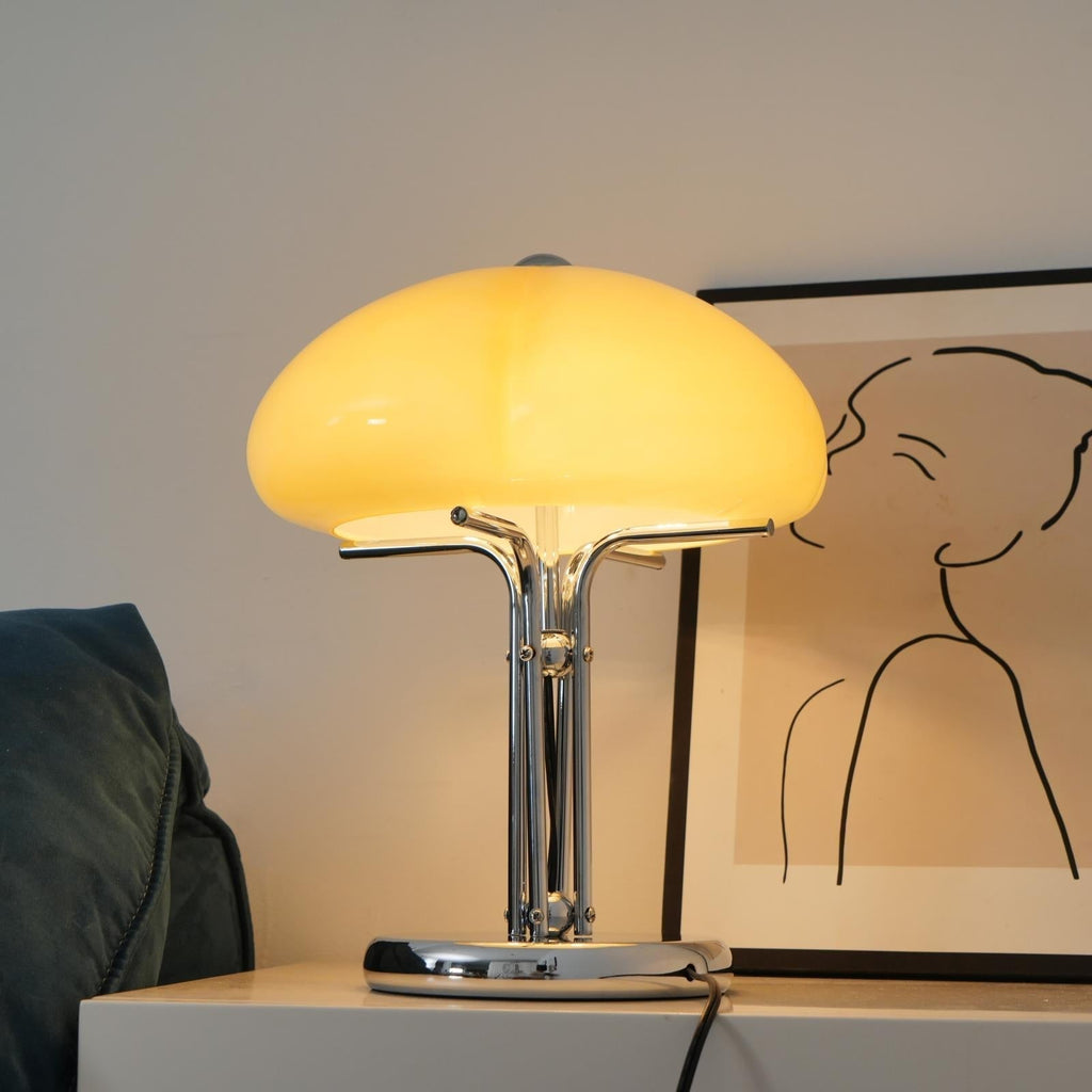 Lampa ve tvaru houby s bauhausovým vlivem a čistou geometrickou siluetou