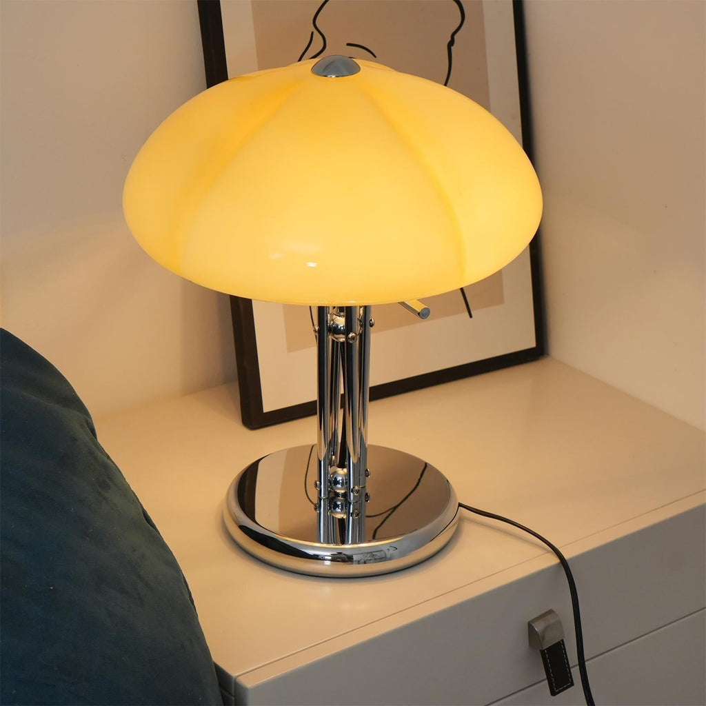 Lampa ve tvaru houby s bauhausovým vlivem a čistou geometrickou siluetou
