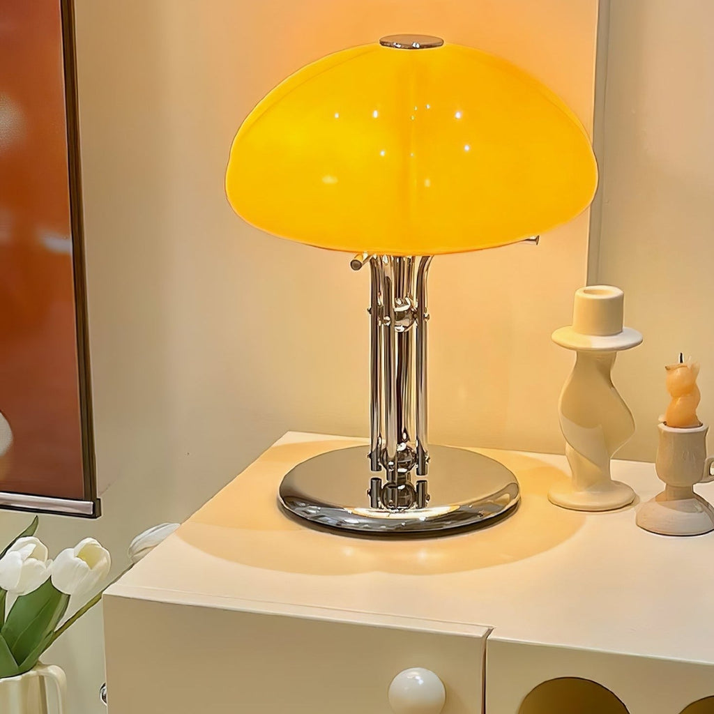 Lampa ve tvaru houby s bauhausovým vlivem a čistou geometrickou siluetou