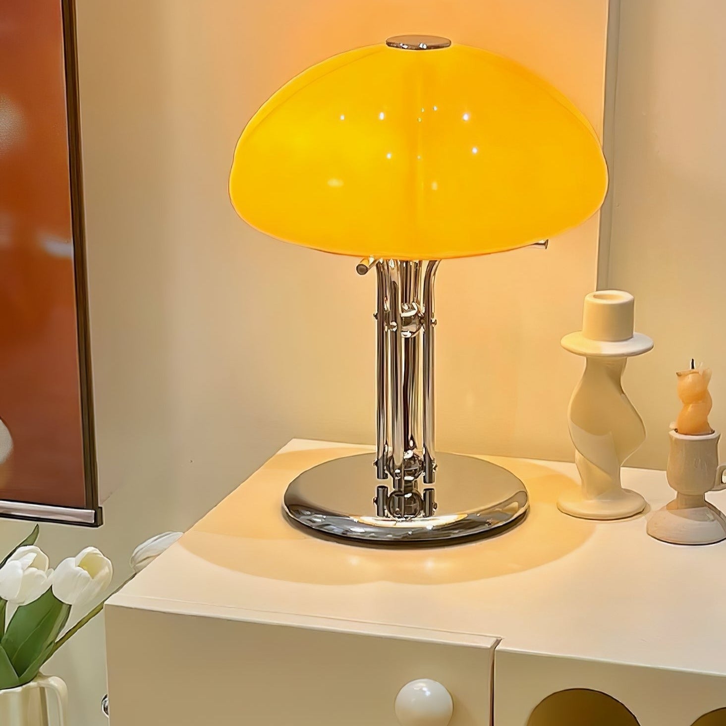 Lampa ve tvaru houby s bauhausovým vlivem a čistou geometrickou siluetou