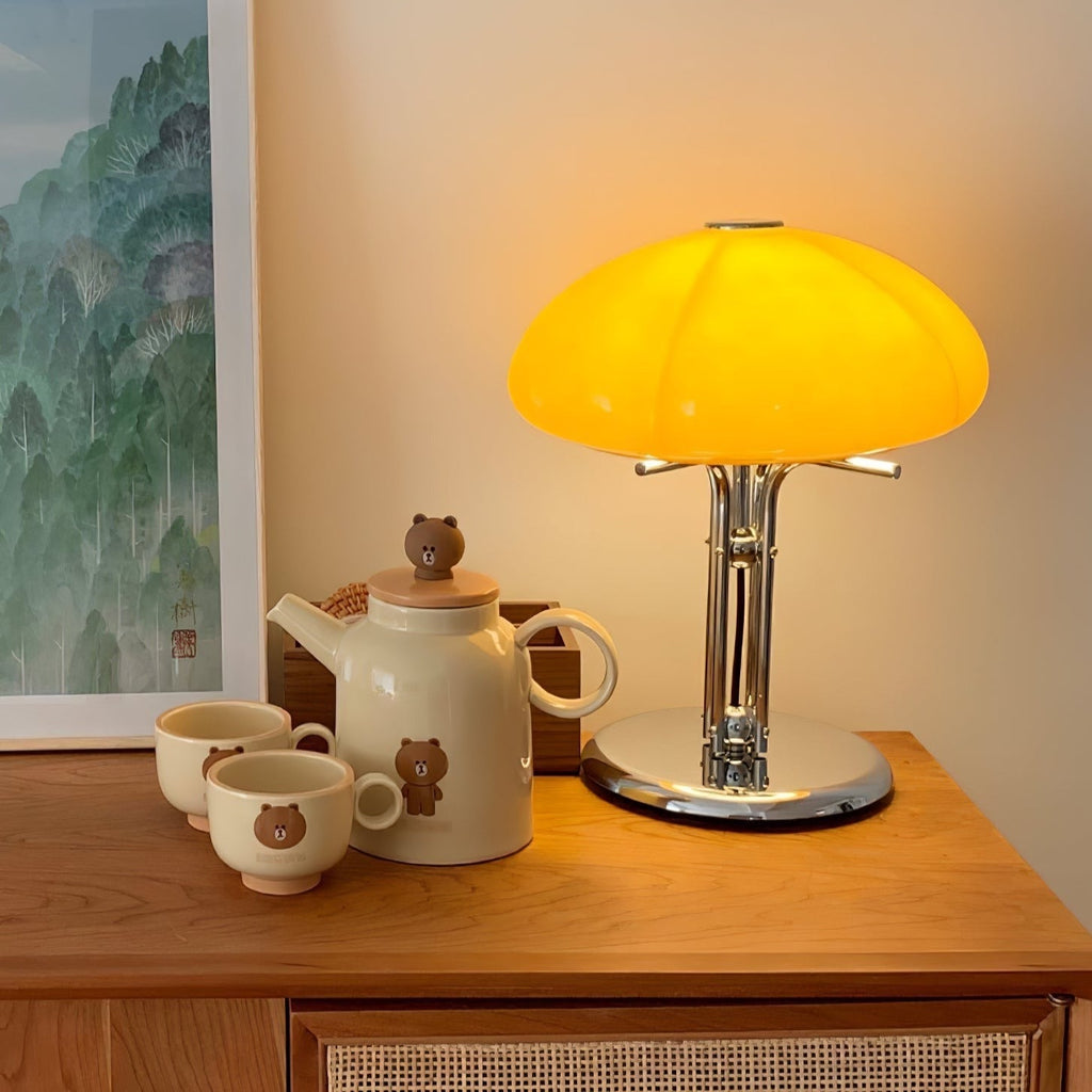 Lampa ve tvaru houby s bauhausovým vlivem a čistou geometrickou siluetou