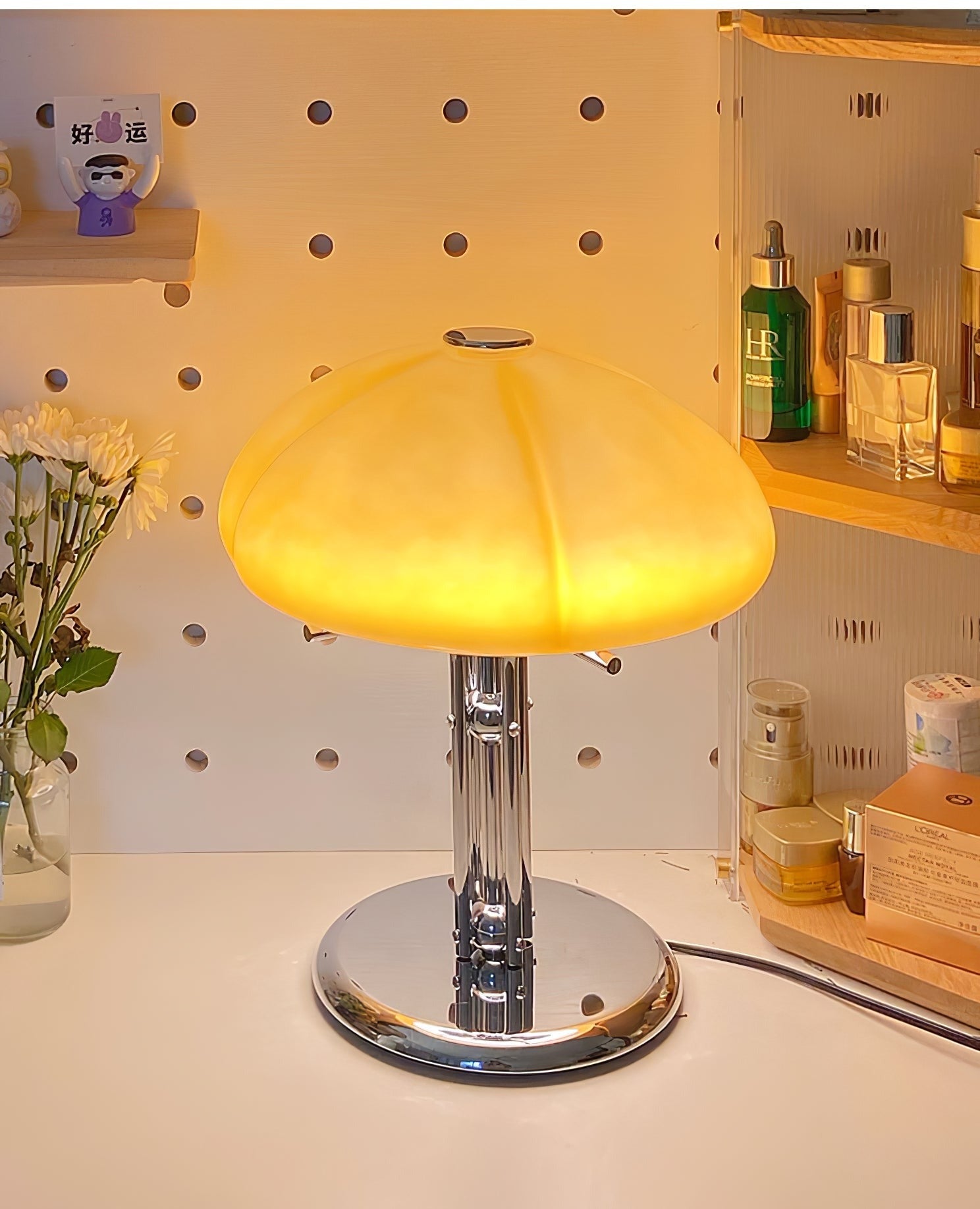 Lampa ve tvaru houby s bauhausovým vlivem a čistou geometrickou siluetou