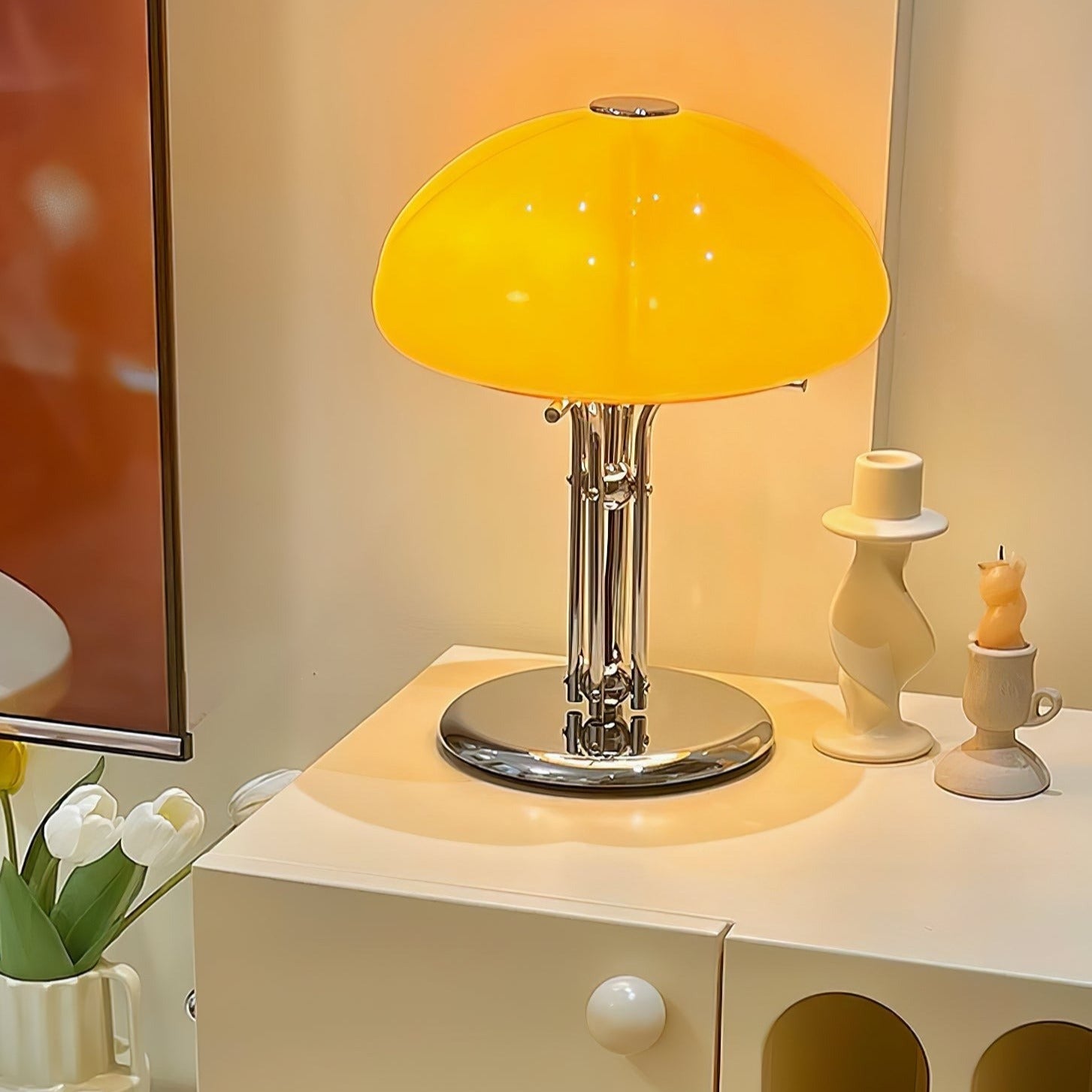 Lampa ve tvaru houby s bauhausovým vlivem a čistou geometrickou siluetou