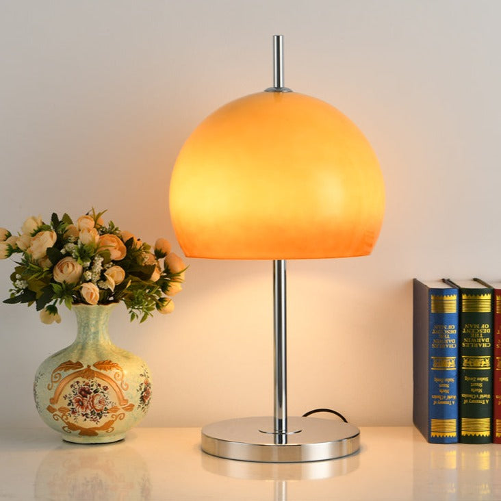 Lampa ve tvaru houby s bauhausovým vlivem a čistou geometrickou siluetou