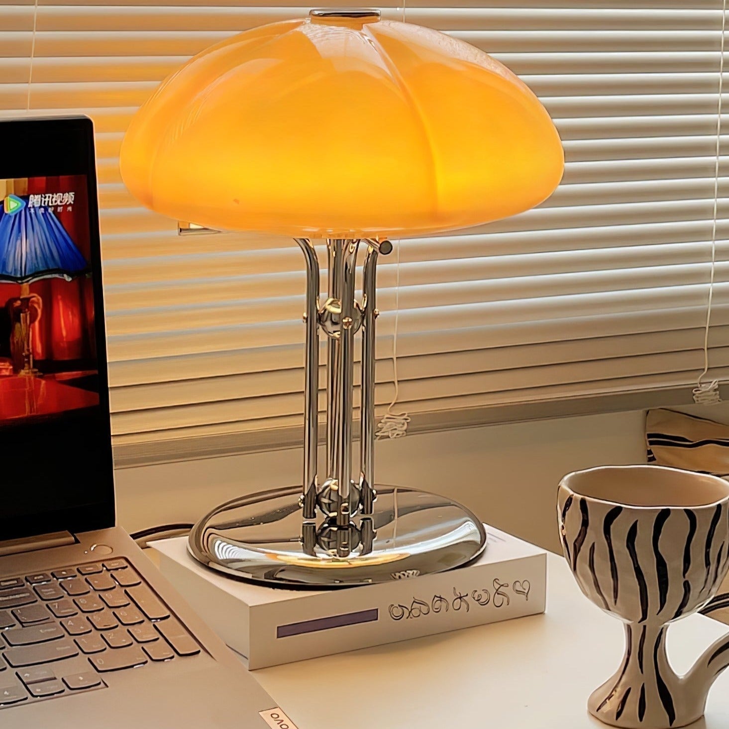 Lampa ve tvaru houby s bauhausovým vlivem a čistou geometrickou siluetou