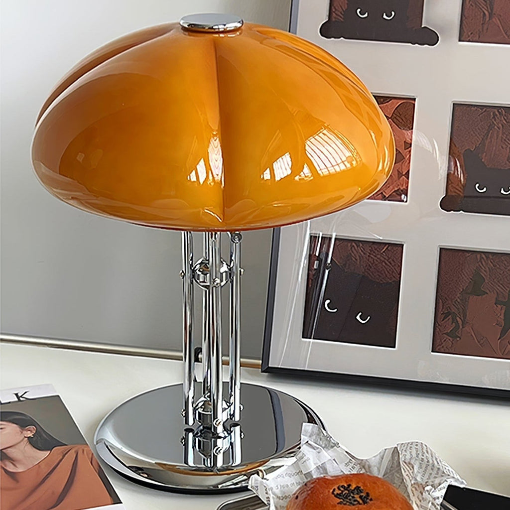 Lampa ve tvaru houby s bauhausovým vlivem a čistou geometrickou siluetou