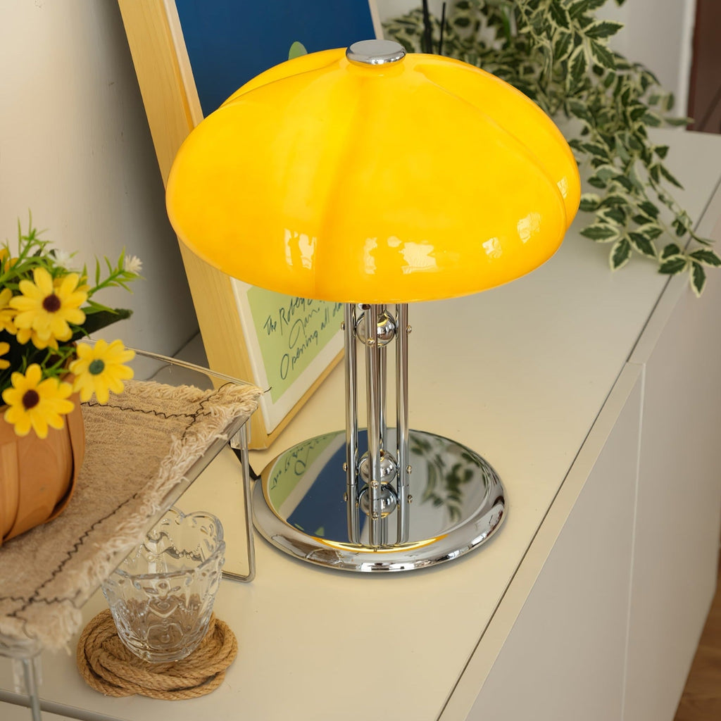 Lampa ve tvaru houby s bauhausovým vlivem a čistou geometrickou siluetou