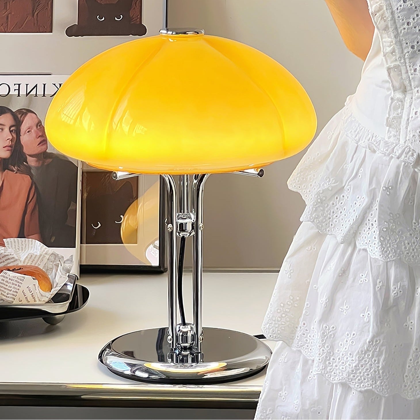 Lampa ve tvaru houby s bauhausovým vlivem a čistou geometrickou siluetou