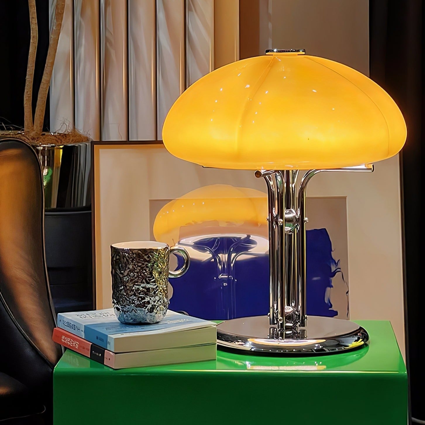 Lampa ve tvaru houby s bauhausovým vlivem a čistou geometrickou siluetou