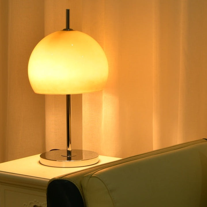 Lampa ve tvaru houby s bauhausovým vlivem a čistou geometrickou siluetou
