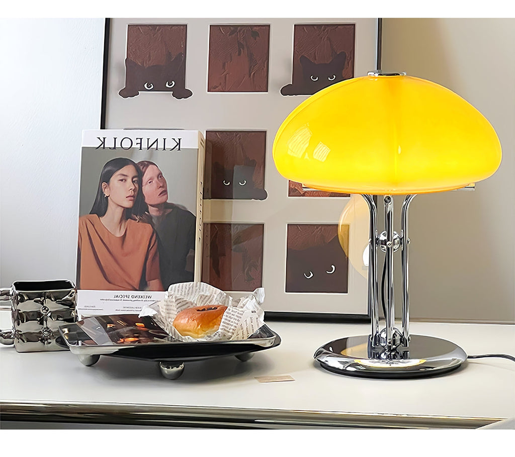 Lampa ve tvaru houby s bauhausovým vlivem a čistou geometrickou siluetou