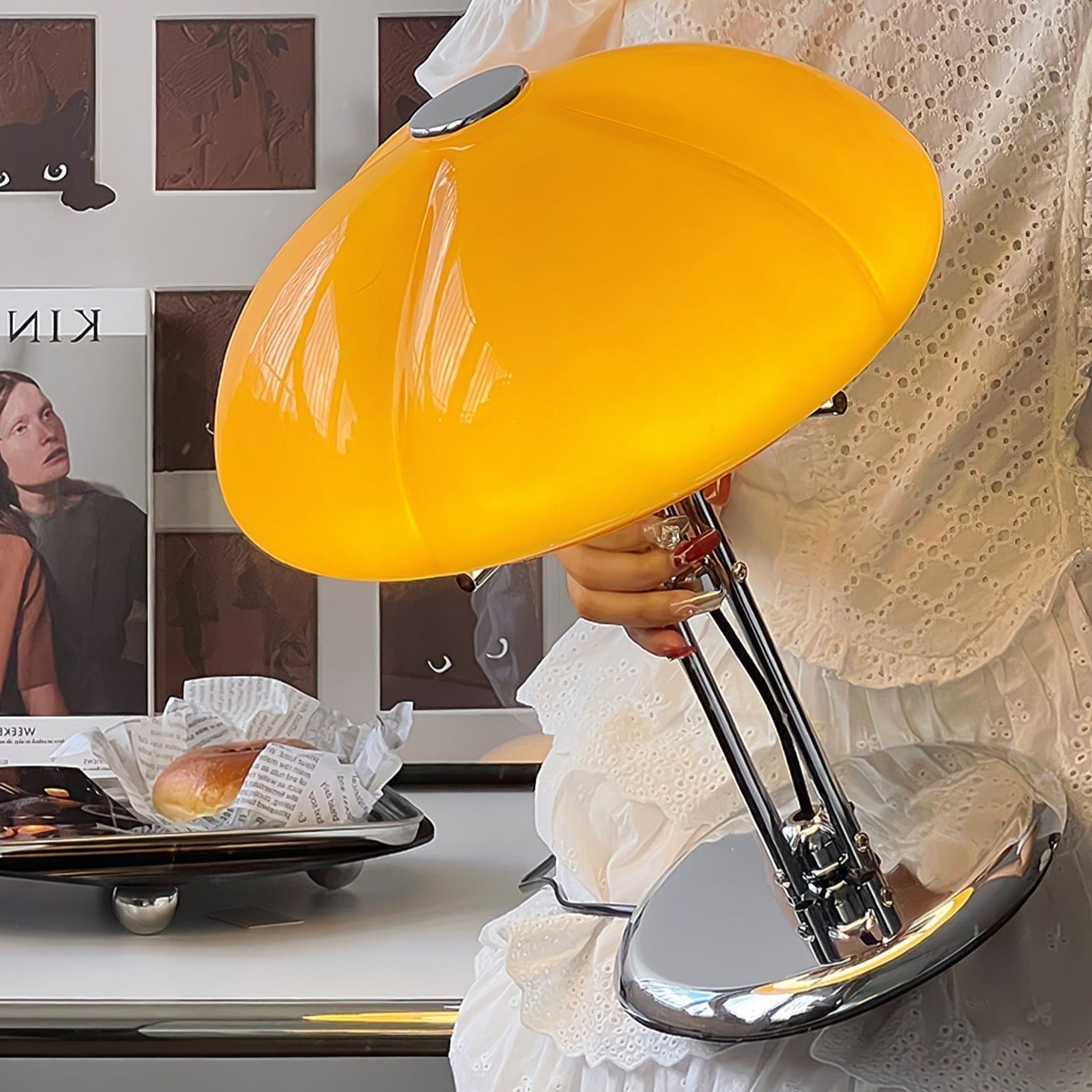 Lampa ve tvaru houby s bauhausovým vlivem a čistou geometrickou siluetou