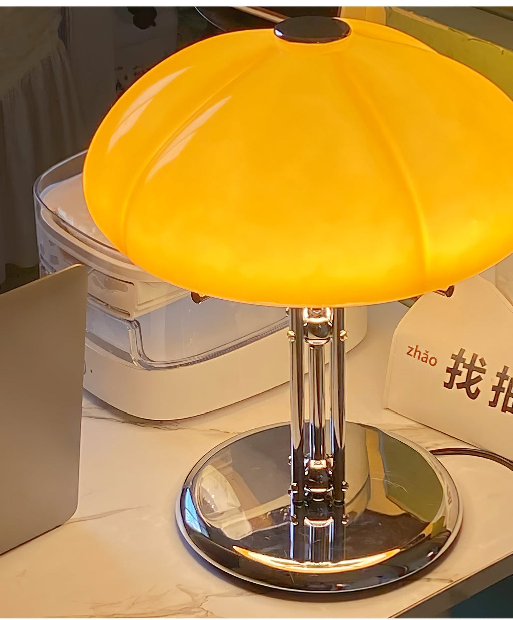 Lampa ve tvaru houby s bauhausovým vlivem a čistou geometrickou siluetou