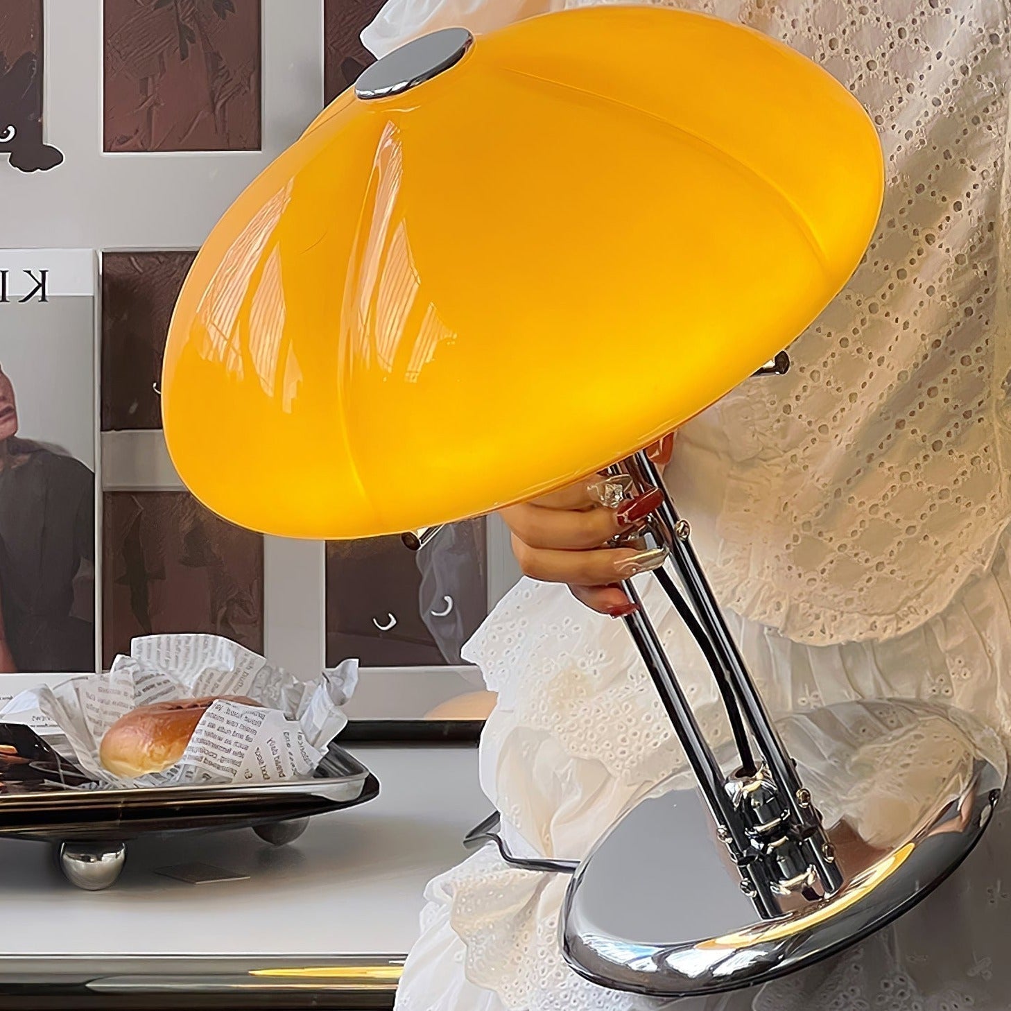 Lampa ve tvaru houby s bauhausovým vlivem a čistou geometrickou siluetou