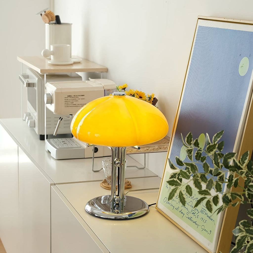 Lampa ve tvaru houby s bauhausovým vlivem a čistou geometrickou siluetou