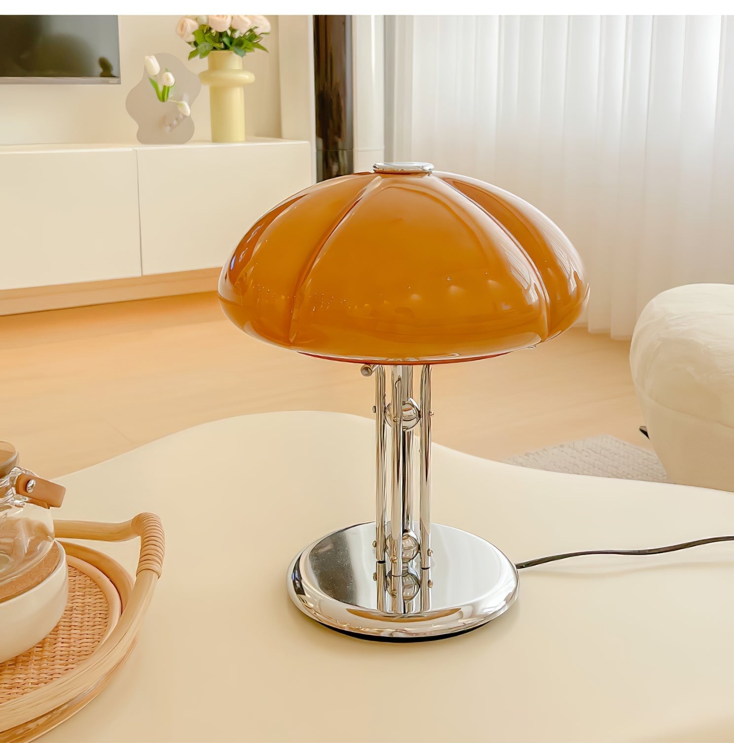Lampa ve tvaru houby s bauhausovým vlivem a čistou geometrickou siluetou