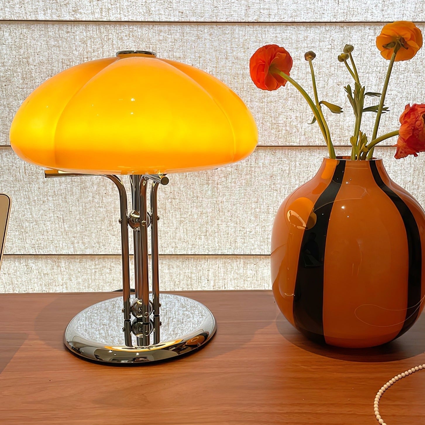 Lampa ve tvaru houby s bauhausovým vlivem a čistou geometrickou siluetou