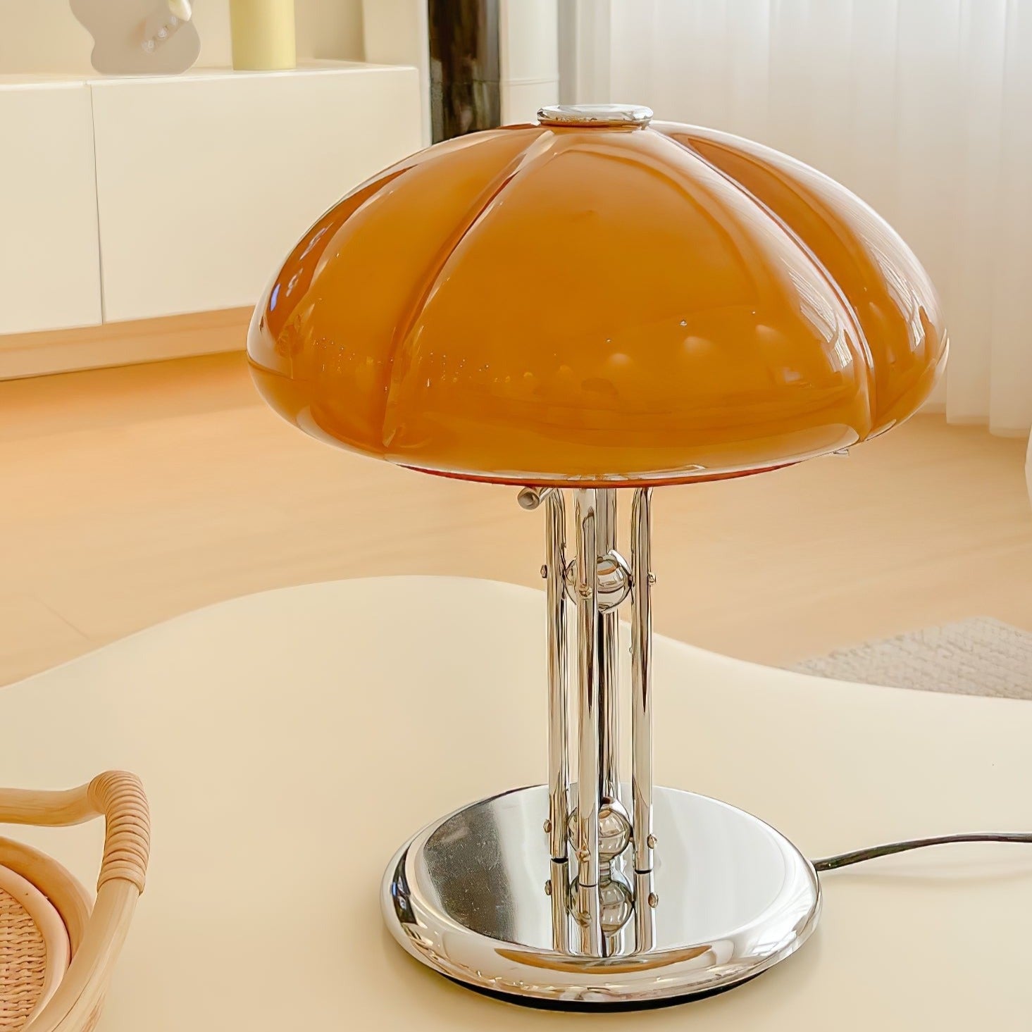 Lampa ve tvaru houby s bauhausovým vlivem a čistou geometrickou siluetou