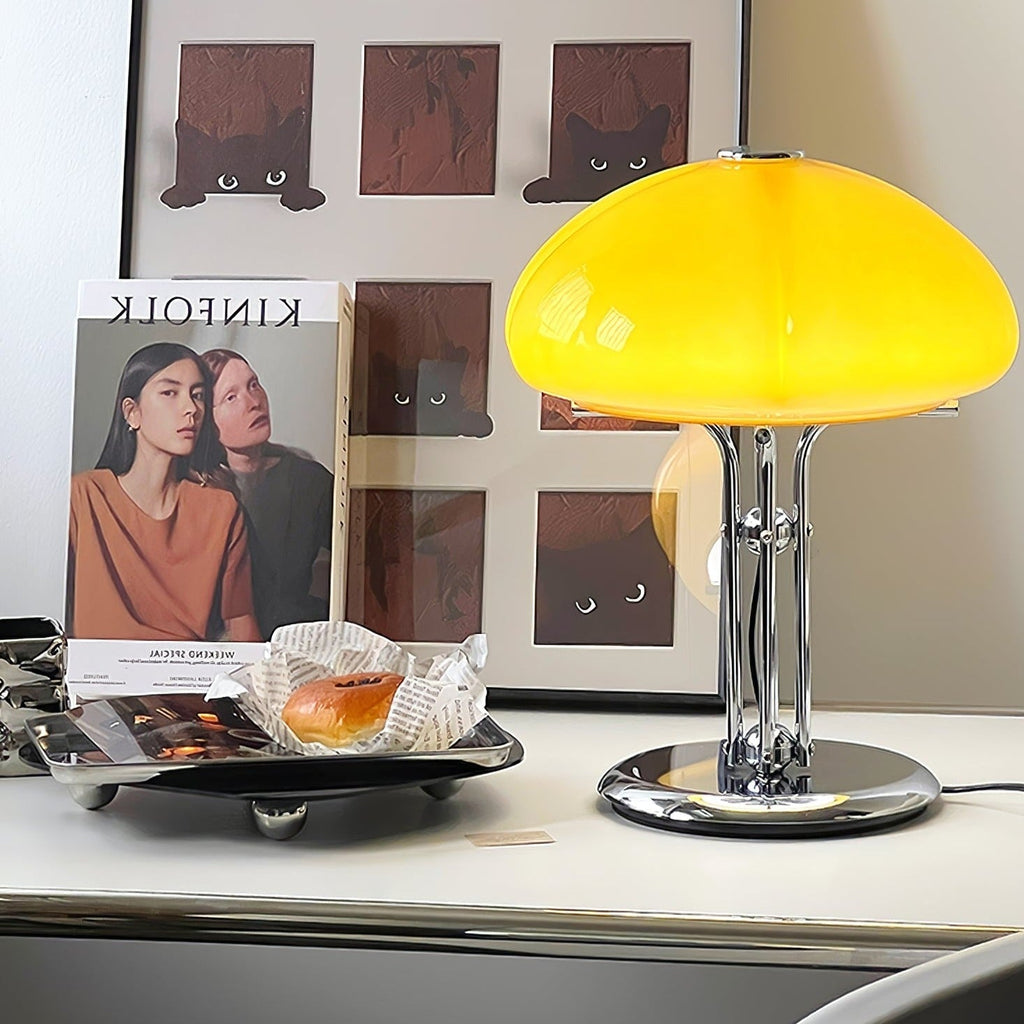 Lampa ve tvaru houby s bauhausovým vlivem a čistou geometrickou siluetou