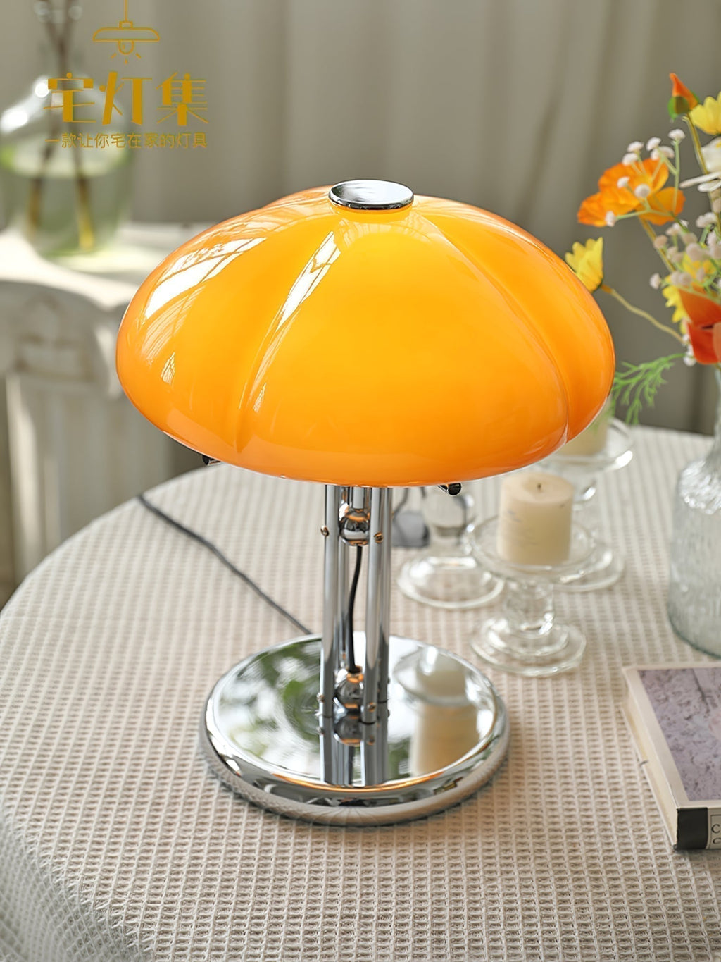 Lampa ve tvaru houby s bauhausovým vlivem a čistou geometrickou siluetou