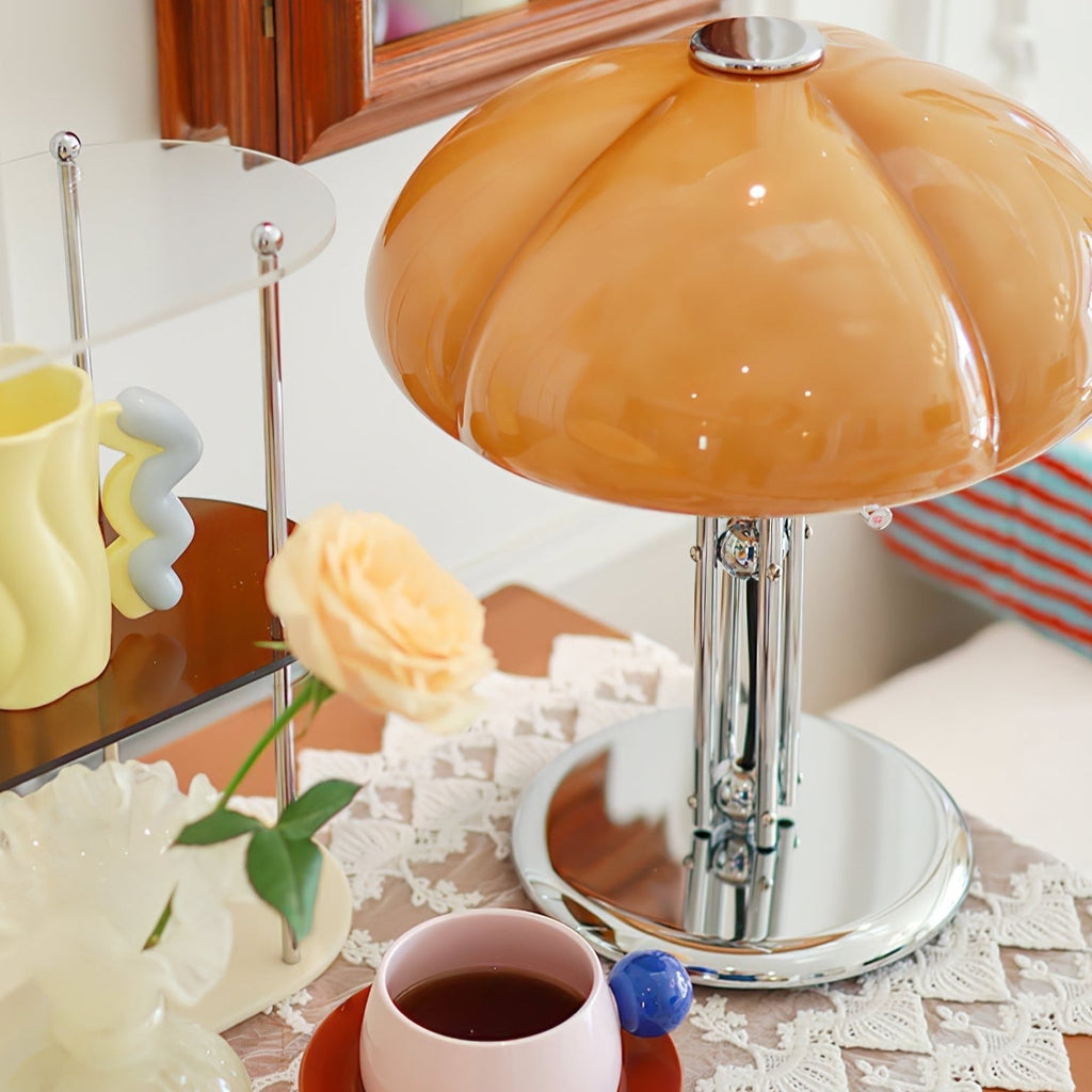 Lampa ve tvaru houby s bauhausovým vlivem a čistou geometrickou siluetou