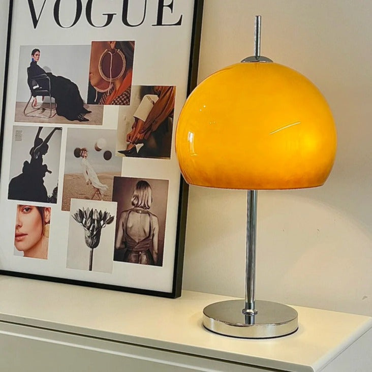 Lampa ve tvaru houby s bauhausovým vlivem a čistou geometrickou siluetou
