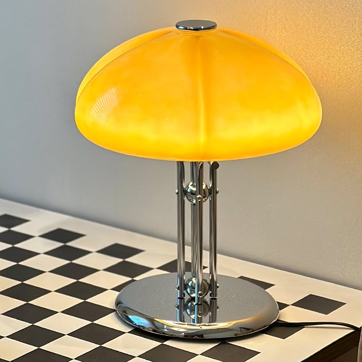 Lampa ve tvaru houby s bauhausovým vlivem a čistou geometrickou siluetou