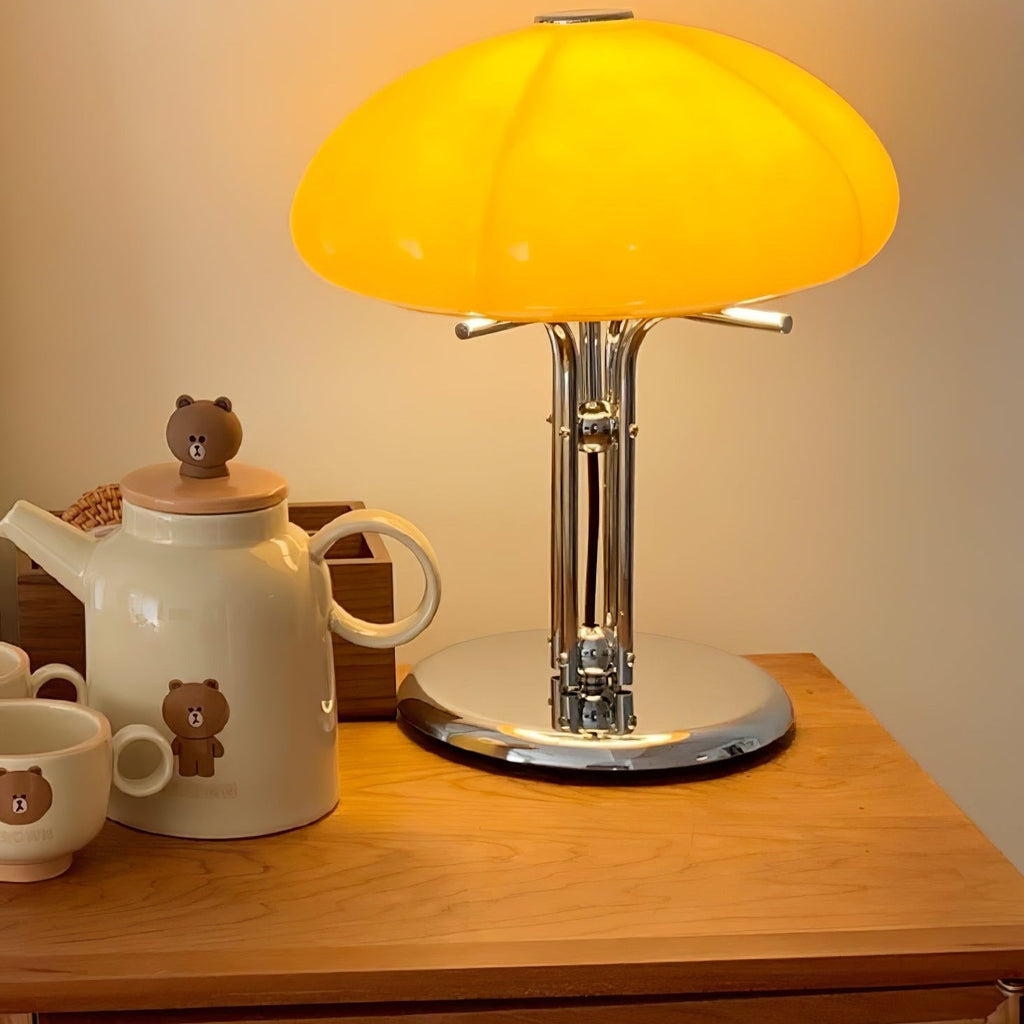 Lampa ve tvaru houby s bauhausovým vlivem a čistou geometrickou siluetou