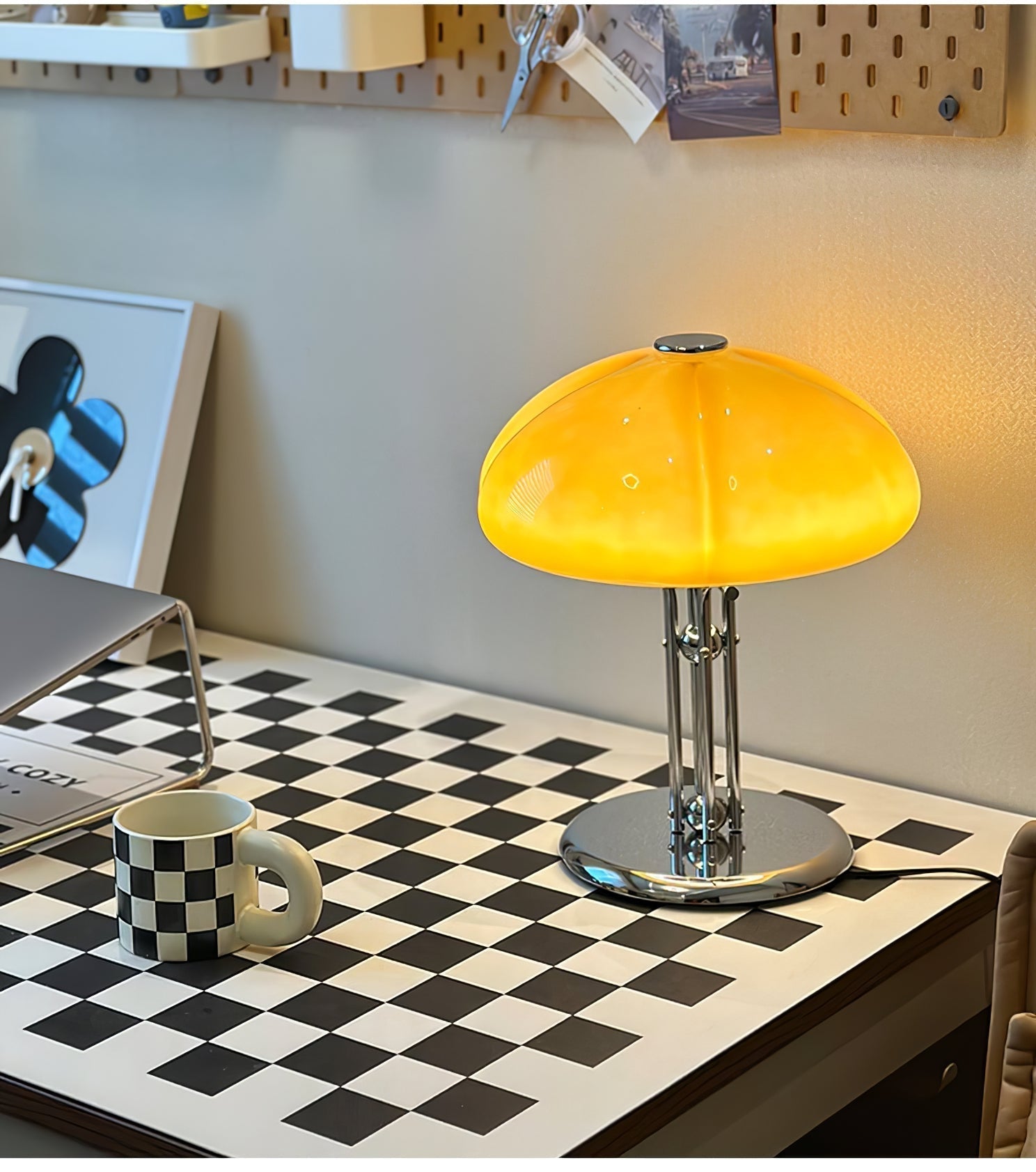 Lampa ve tvaru houby s bauhausovým vlivem a čistou geometrickou siluetou