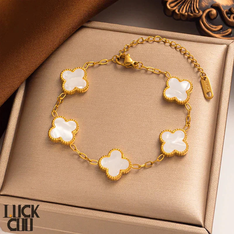 Nature's Charm Adjustable Chain Clover Bracelet For Timeless Style