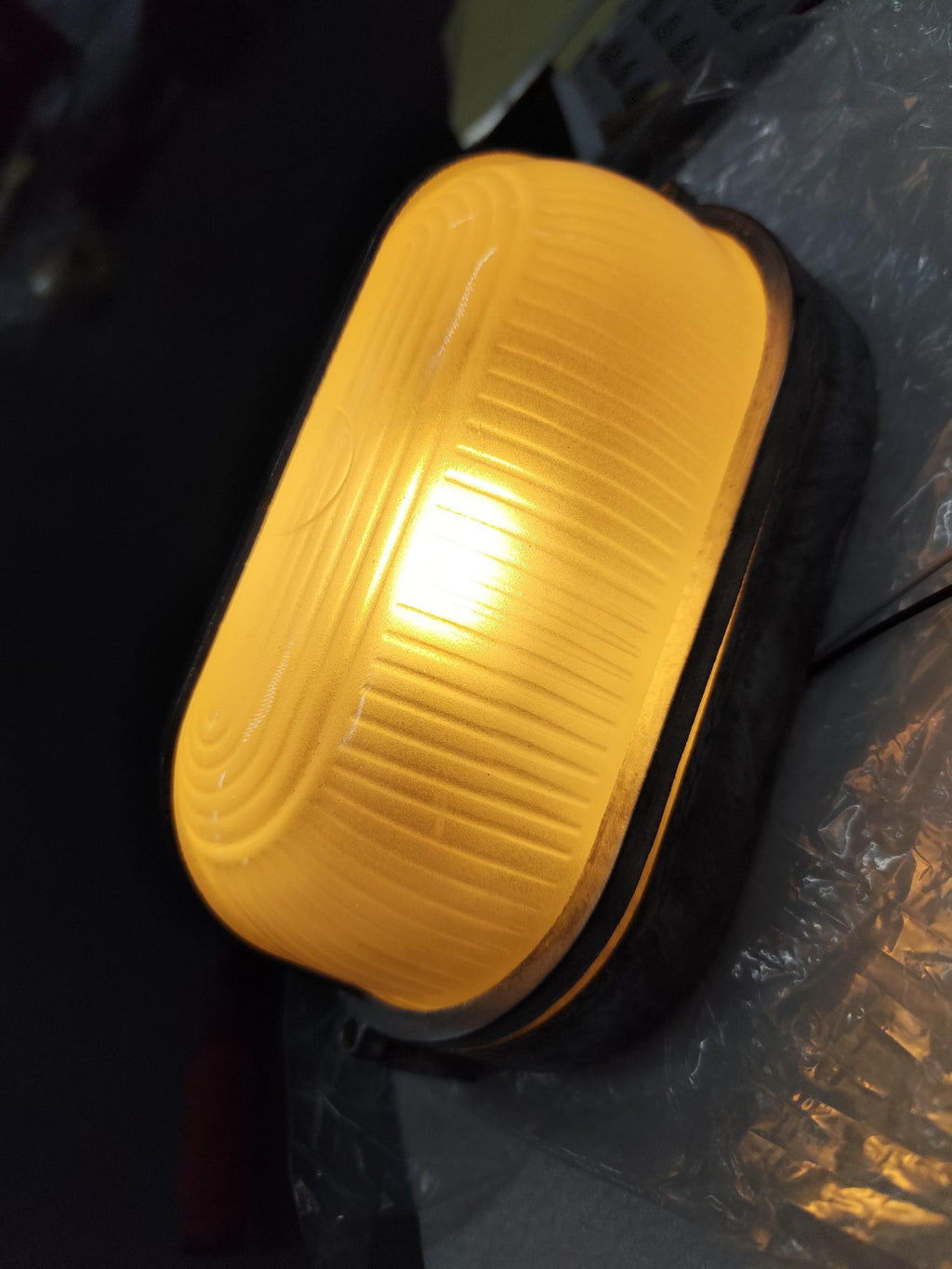 Przemysłowa lampa ścienna typu bulkhead | Ormexis