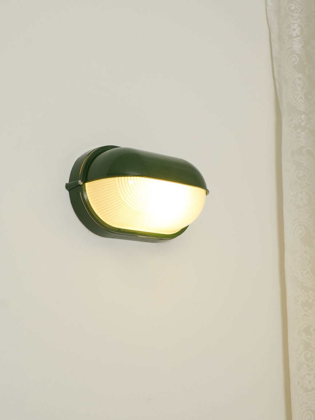 Przemysłowa lampa ścienna typu bulkhead | Ormexis