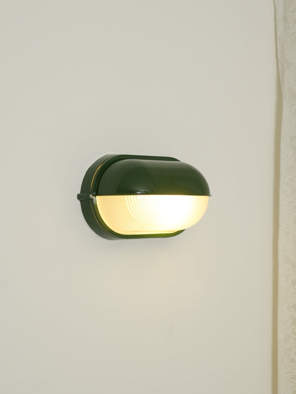 Przemysłowa lampa ścienna typu bulkhead | Ormexis