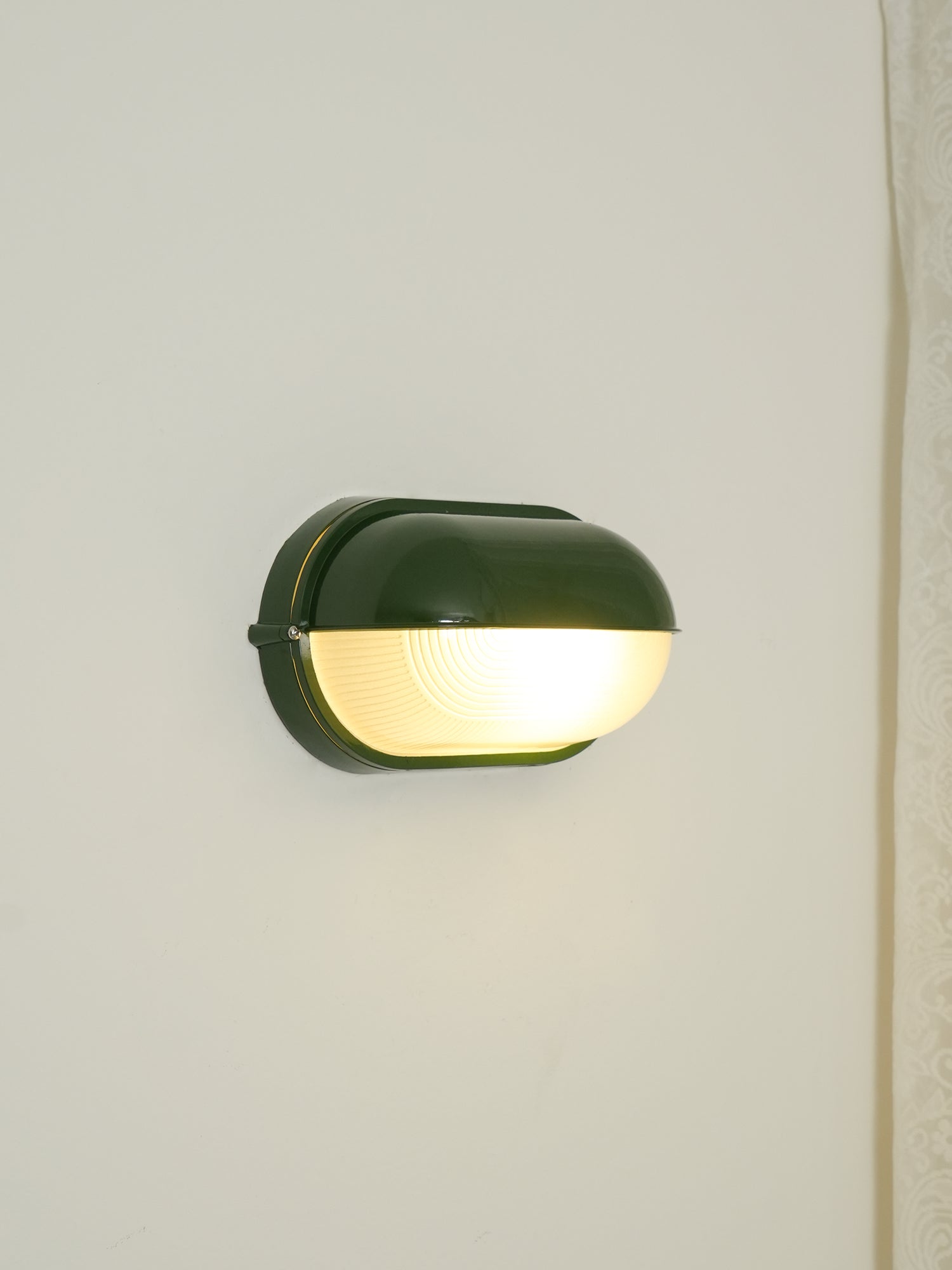 Przemysłowa lampa ścienna typu bulkhead | Ormexis