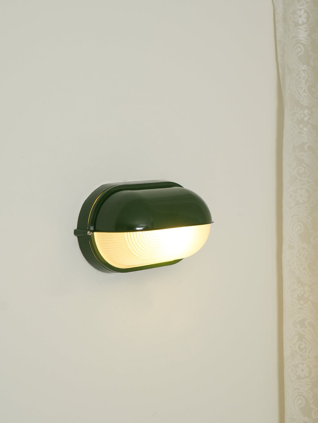 Przemysłowa lampa ścienna typu bulkhead | Ormexis