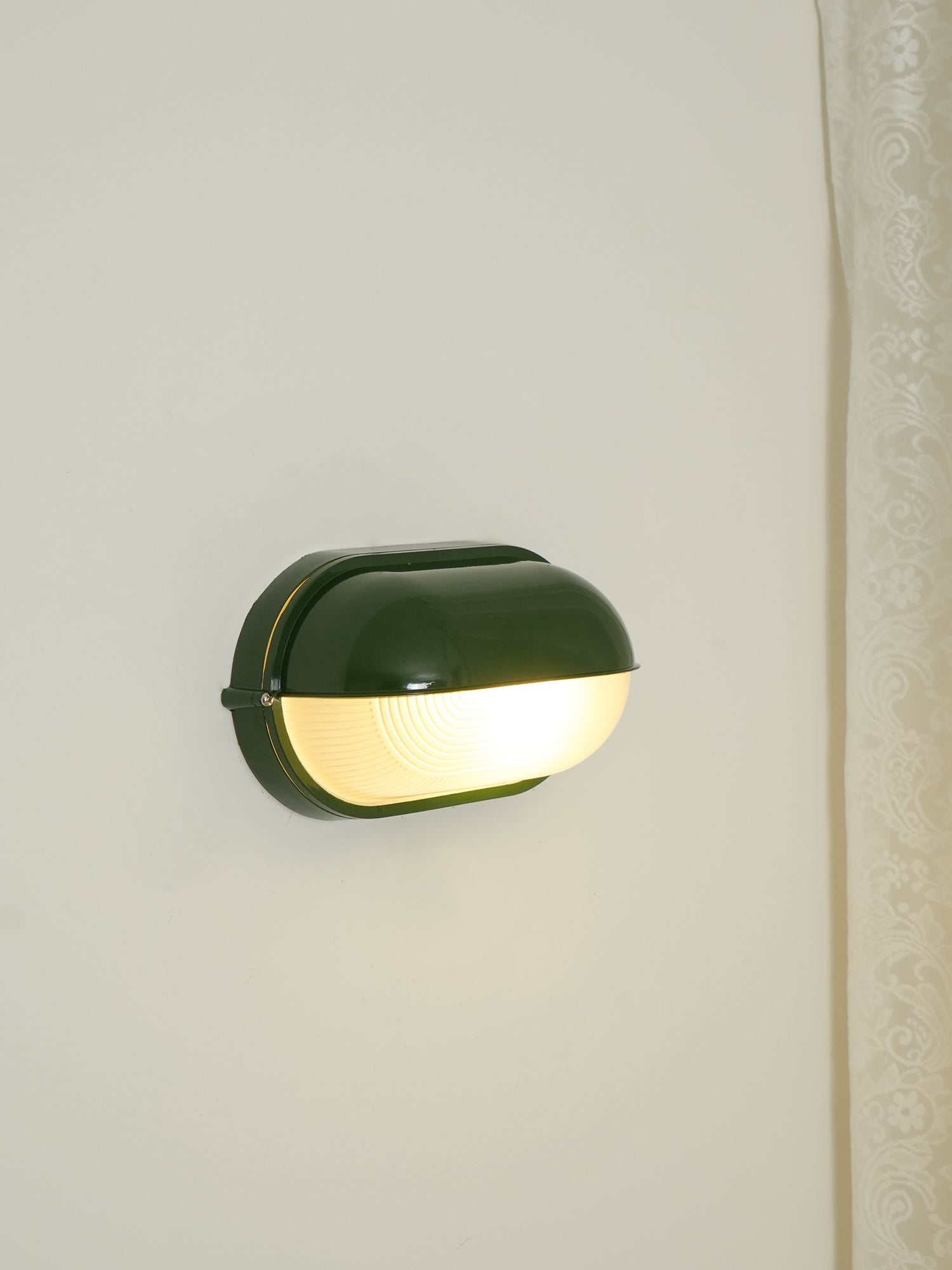 Przemysłowa lampa ścienna typu bulkhead | Ormexis