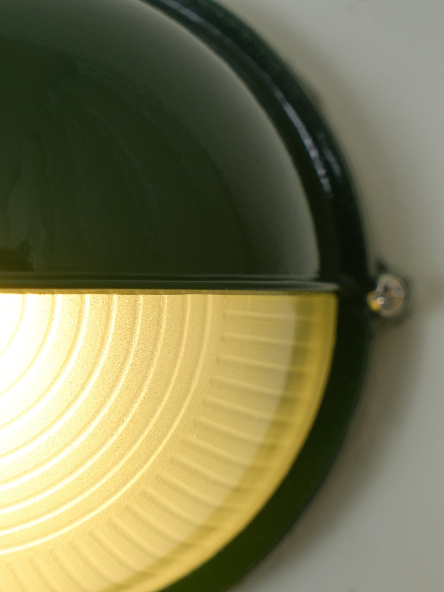 Przemysłowa lampa ścienna typu bulkhead | Ormexis