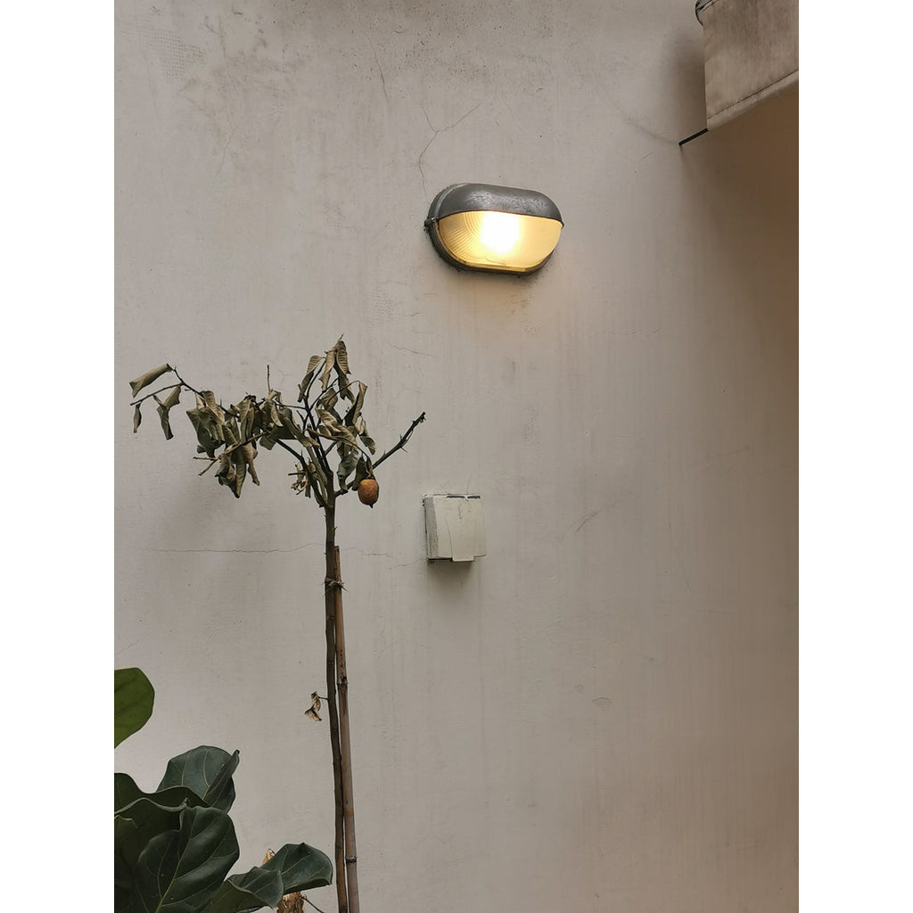 Przemysłowa lampa ścienna typu bulkhead | Ormexis