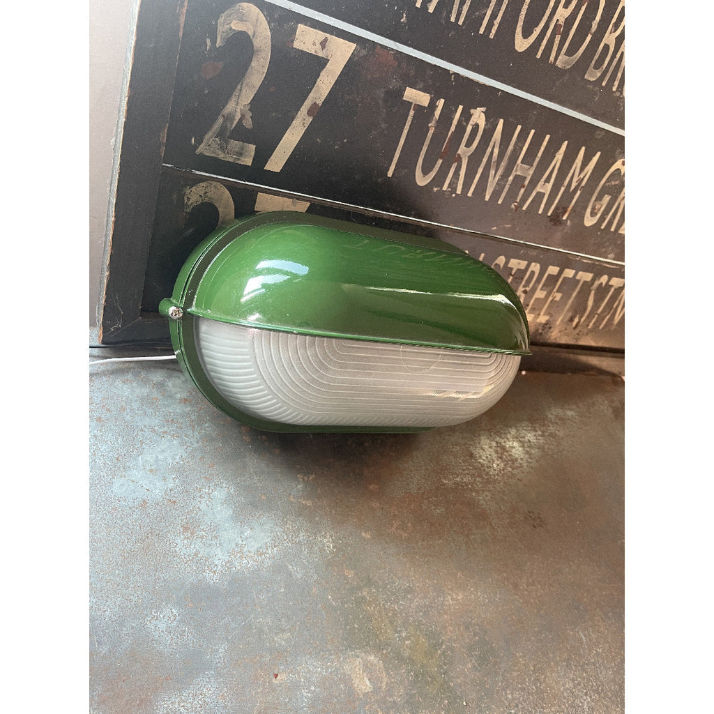 Przemysłowa lampa ścienna typu bulkhead | Ormexis