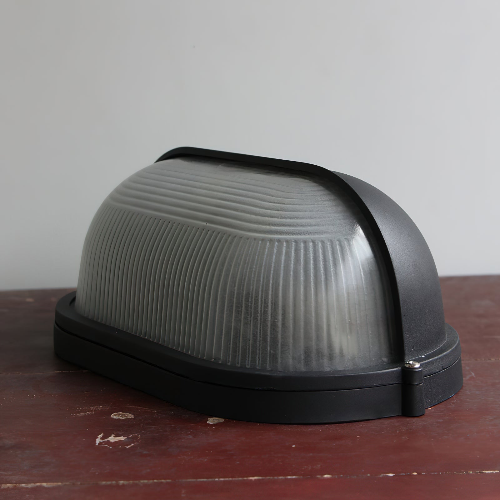 Przemysłowa lampa ścienna typu bulkhead | Ormexis