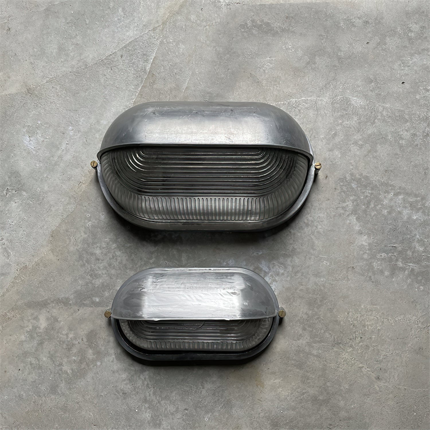 Przemysłowa lampa ścienna typu bulkhead | Ormexis