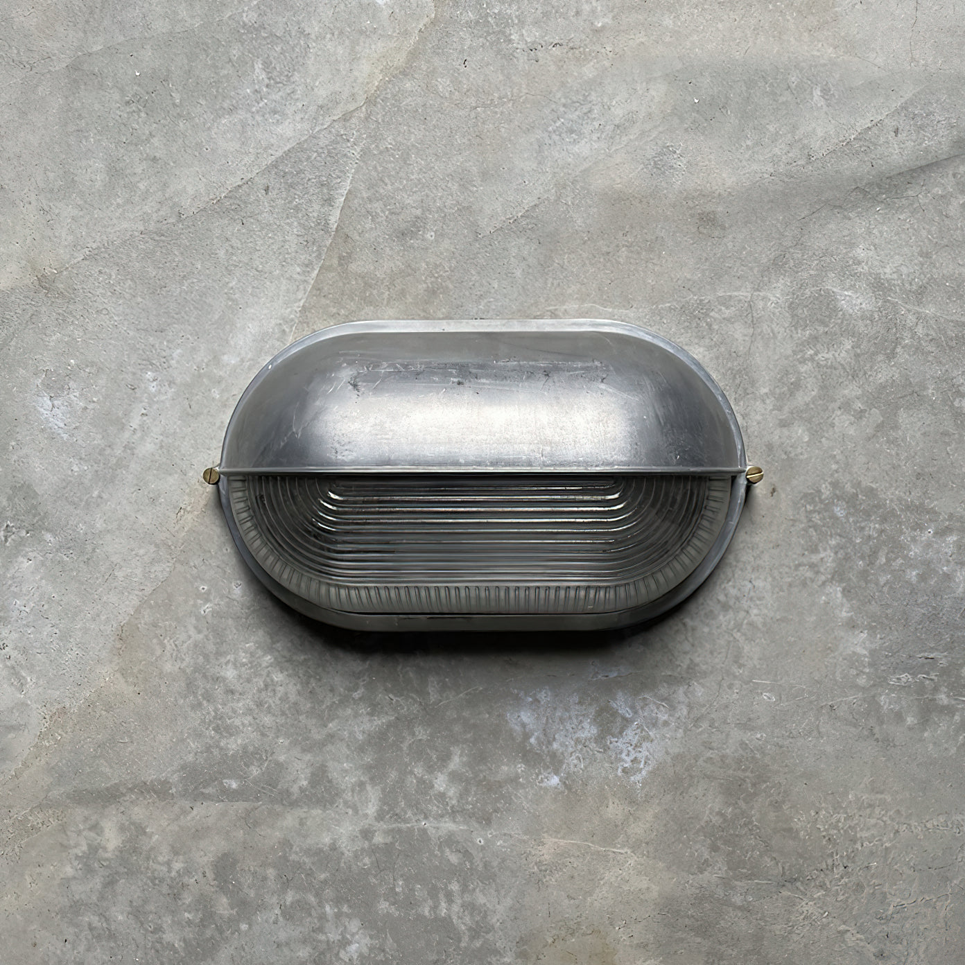Przemysłowa lampa ścienna typu bulkhead | Ormexis
