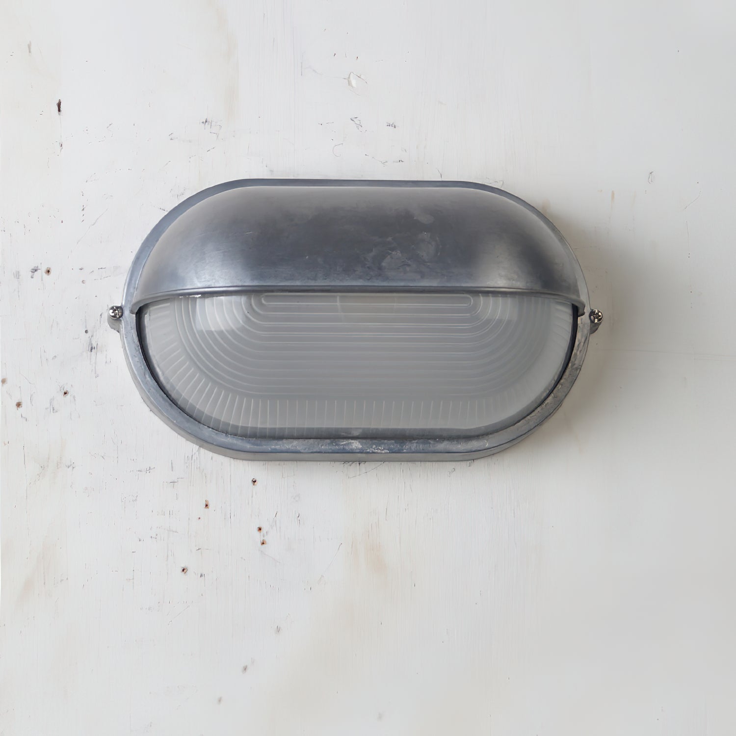 Przemysłowa lampa ścienna typu bulkhead | Ormexis