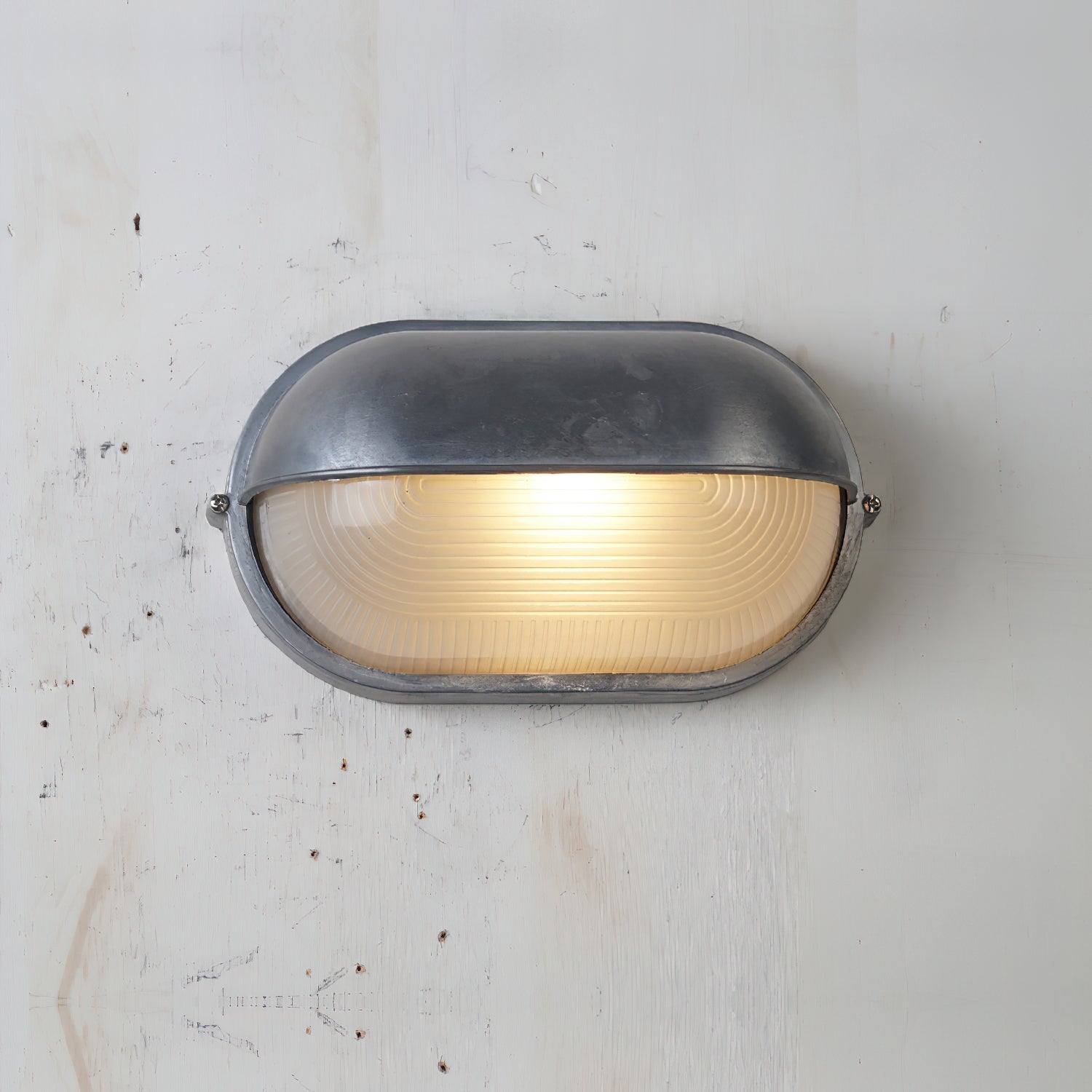 Przemysłowa lampa ścienna typu bulkhead | Ormexis