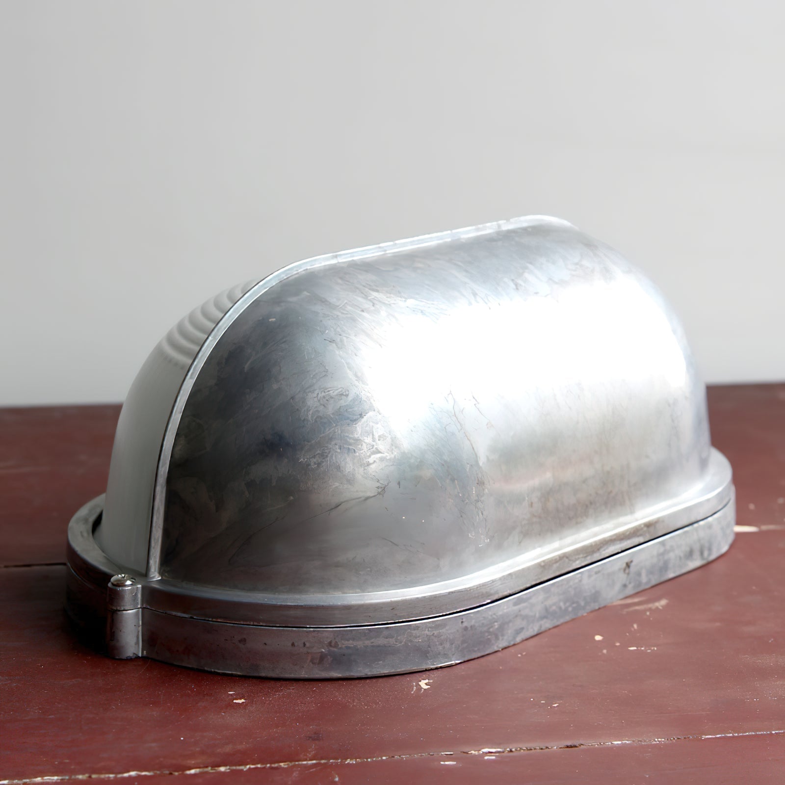 Przemysłowa lampa ścienna typu bulkhead | Ormexis