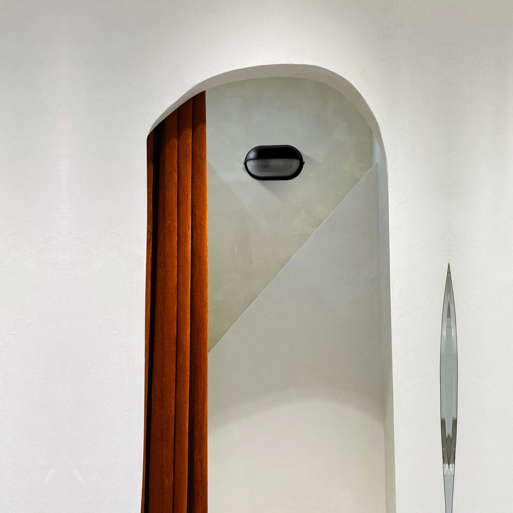 Przemysłowa lampa ścienna typu bulkhead | Ormexis
