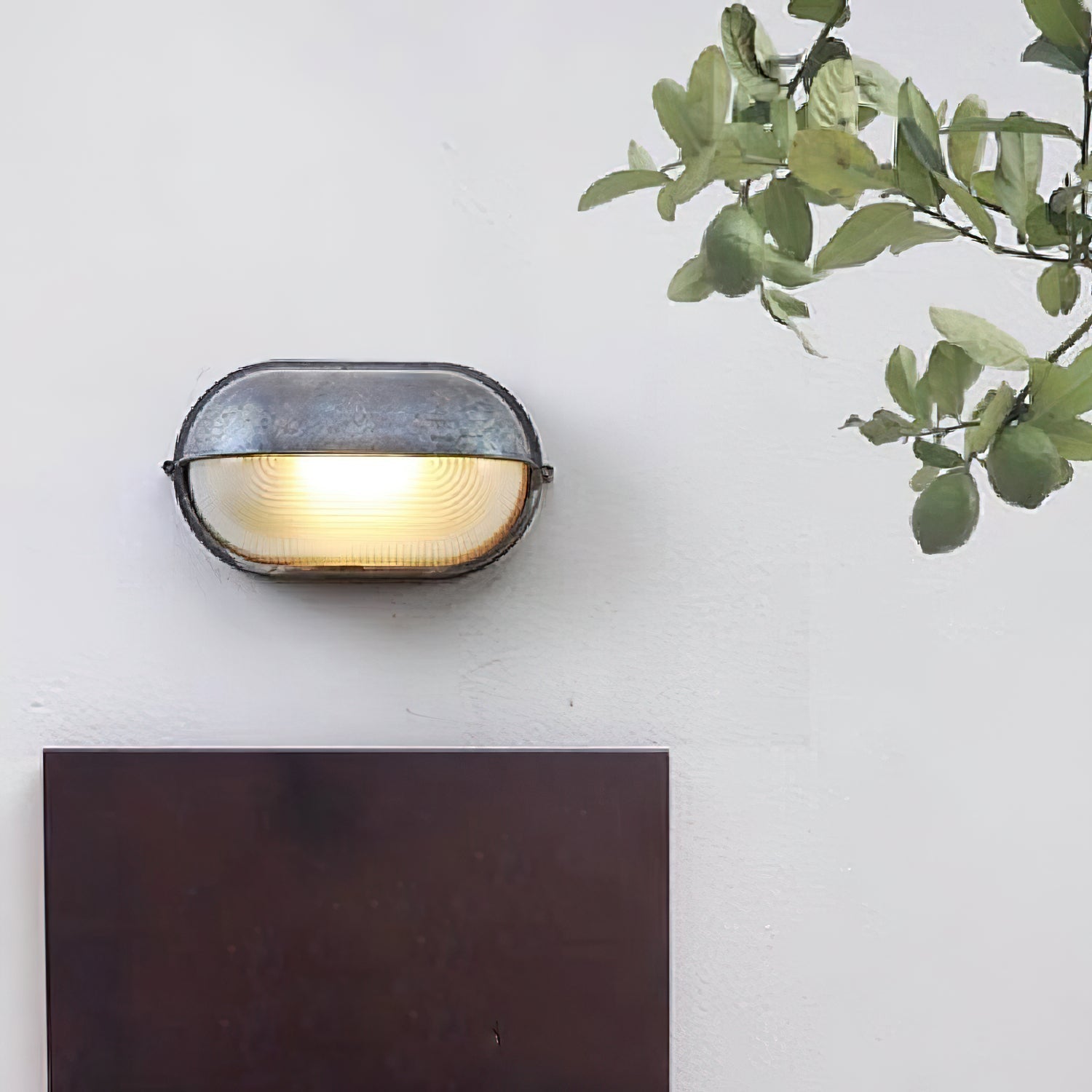 Przemysłowa lampa ścienna typu bulkhead | Ormexis