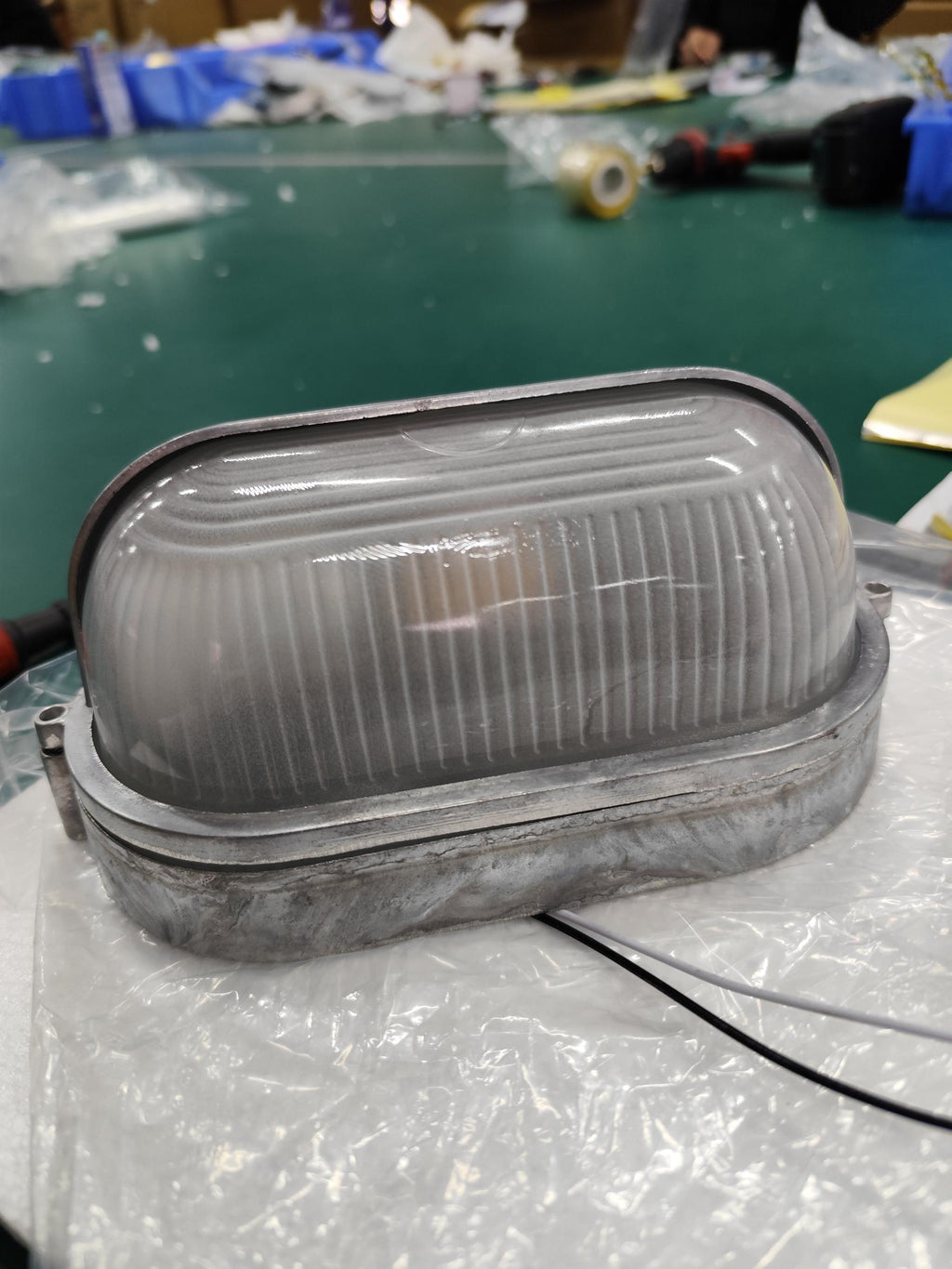 Przemysłowa lampa ścienna typu bulkhead | Ormexis
